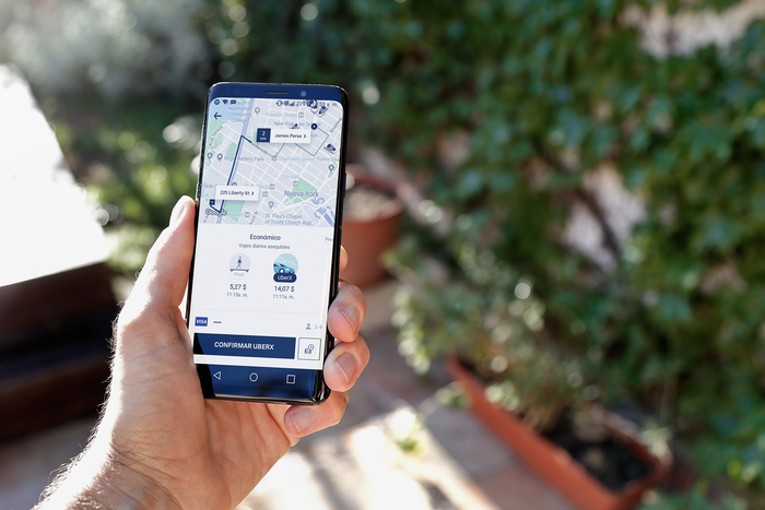  Taro và bạn gái của mình đã cài đặt ứng dụng theo dõi vị trí của nhau bằng GPS trên điện thoại của cả hai, để luôn biết được người mình yêu đang ở nơi nào. (Ảnh minh hoạ: Shutterstock)