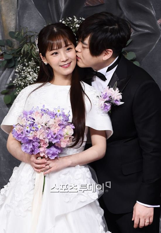 Moon Hee Jun (H.O.T) và Soyul (Crayon Pop).