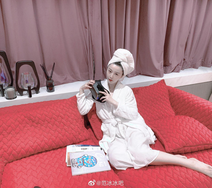 Hình ảnh Phạm Băng Băng diện đồ ngủ trắng tinh khôi, tóc quấn khăn trắng xinh vô cùng chuẩn bị xem show thời trang của nhà mốt Ralph & Russo