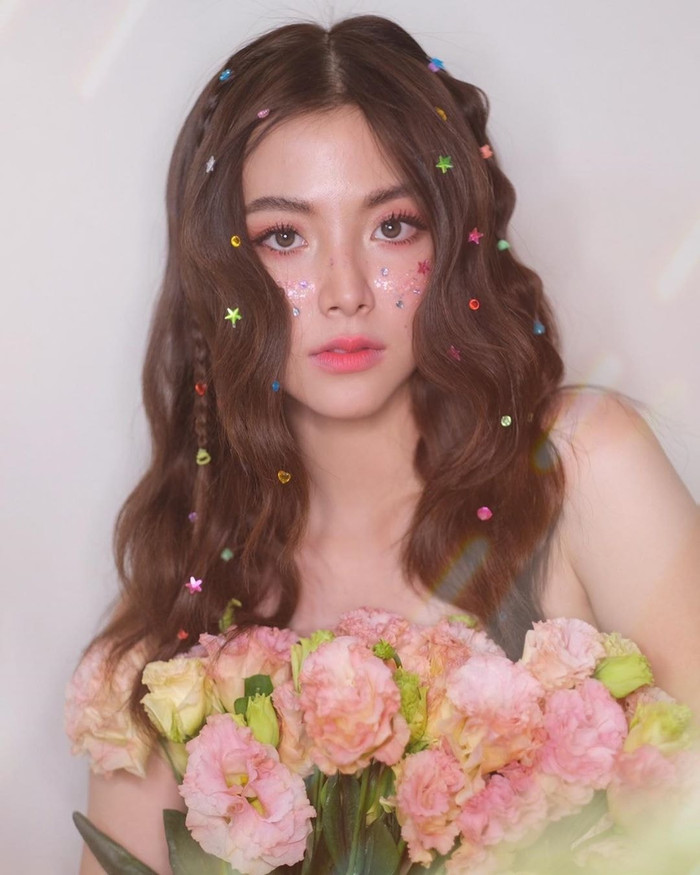 Với gương mặt xinh đẹp, hoàn hảo của mình, nữ diễn viên hầu như phù hợp với mọi hình tượng cũng như style make up khác nhau.&nbsp;