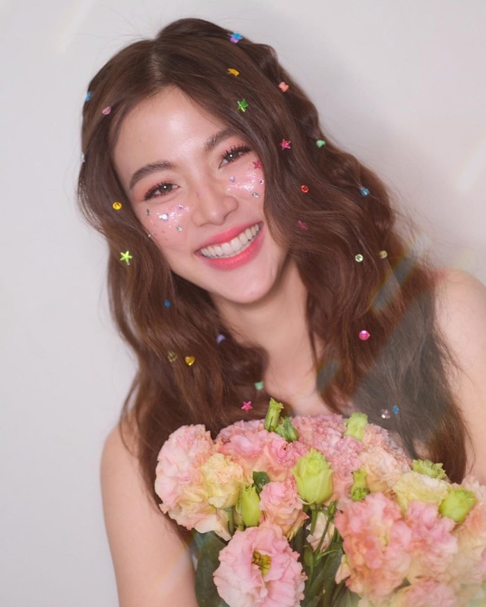 Không còn vẻ quyến rũ gợi cảm, trong bộ ảnh này Baifern cho thấy vẻ đáng yêu tươi mới và tràn đầy năng lượng