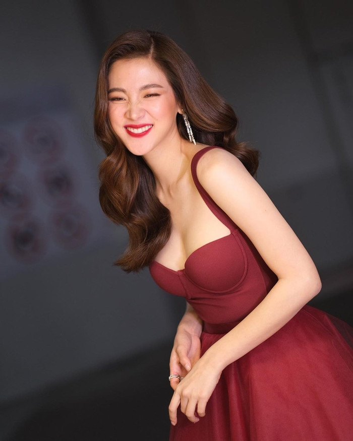 Có thể thấy, người đẹp lộ nếp nhăn ở đuôi mắt mỗi khi cười hết cỡ