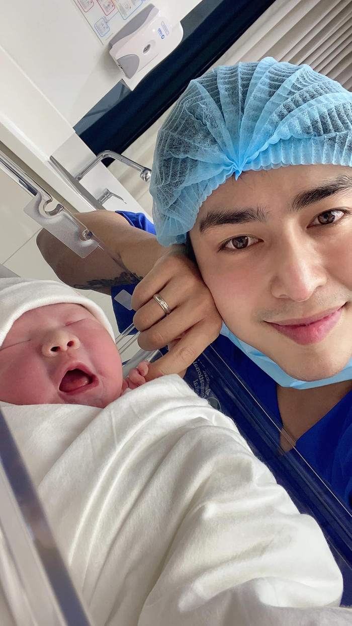 Kin Nguyễn cũng khoe ảnh với con gái vừa mới sinh lên trang cá nhân và cho biết đây là món quà sinh nhật lớn nhất cuộc đời của anh