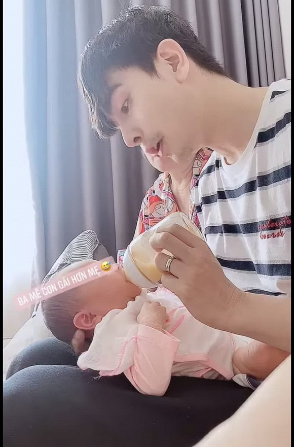 Nữ ca sĩ còn khiến mọi người thích thú khi ghen tỵ với con gái mới sinh vì được ông xã của cô 'mê' hơn