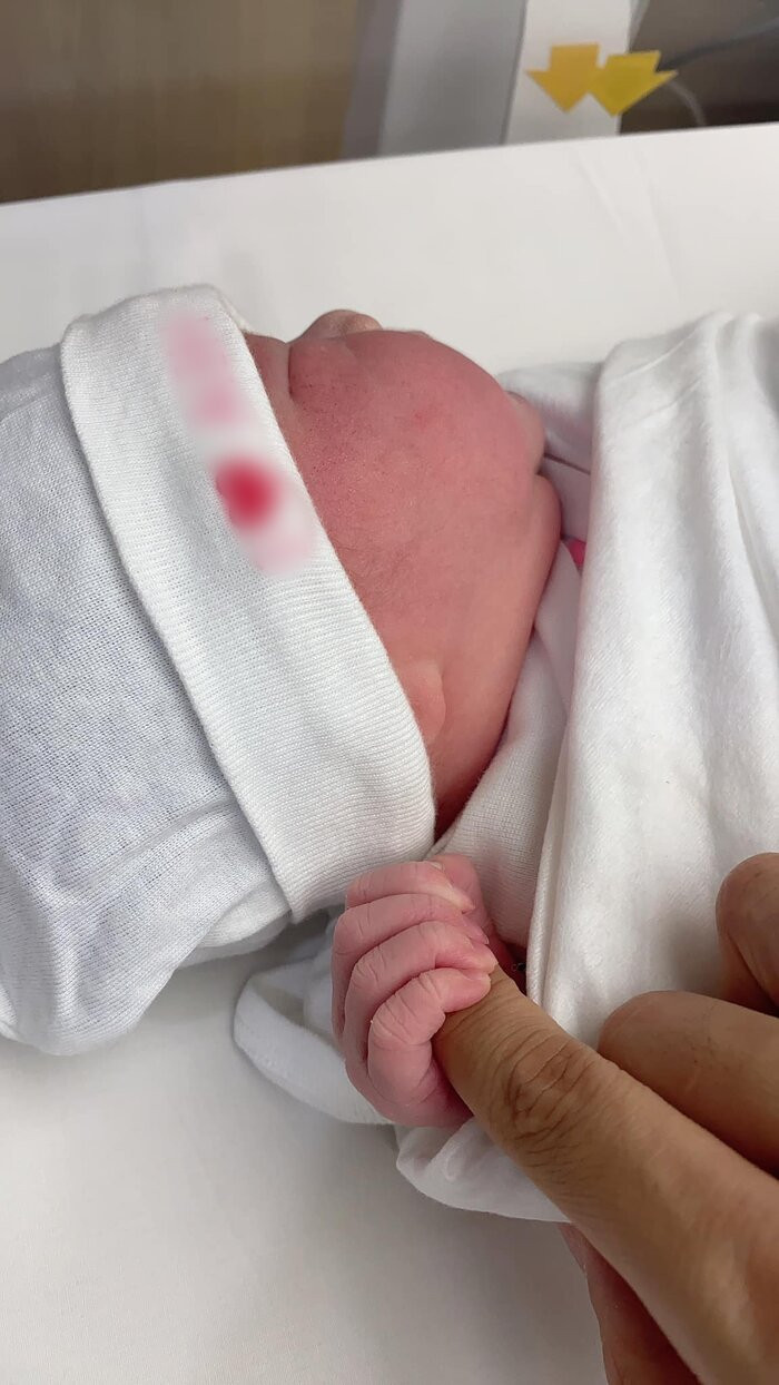 Tuy ra đời sớm hơn 10 ngày nhưng cả mẹ và bé đều khỏe mạnh khiến mọi người không khỏi vui mừng. 