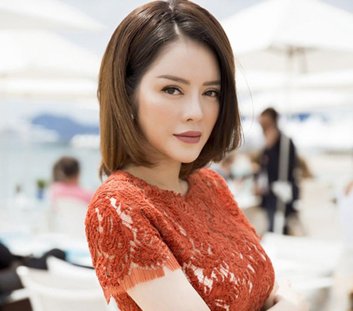 Lần khác là xuất hiện với mái tóc ngang màu nâu sáng lạ mắt.&nbsp;