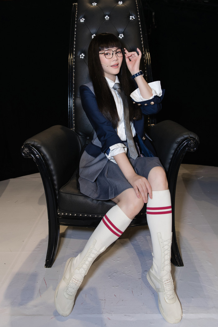 Đi kèm với đó là bộ tóc mái ngang, xinh yêu vô cùng.&nbsp;