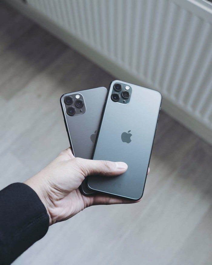 Ngoài khác biệt về pin và kích thước, iPhone 11 Pro và iPhone 11 Pro Max còn lại đều giống nhau. (Ảnh: Oliur / @UltraLinx Twitter)