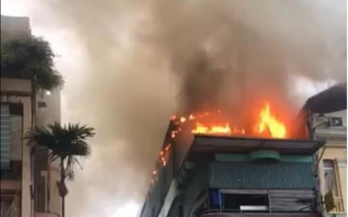 Cháy lớn tầng 5 nhà hàng hải sản ở Hà Nội, nhiều đồ đạc bị thiêu rụi Ảnh 2