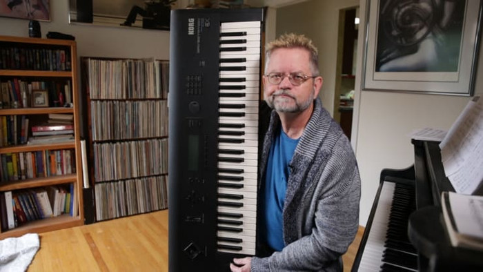 Jim Reekes tạo ra nhiều âm thanh nổi tiếng của Apple bằng một chiếc đàn trong phòng khách của mình. Ảnh: CNBC