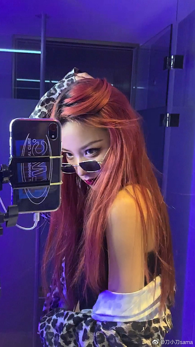 Với mái tóc màu hồng ấn tượng, cô nàng không chỉ được lòng các chàng trai mà ngay cả 'hội chị em' cũng dành sự quan tâm. 