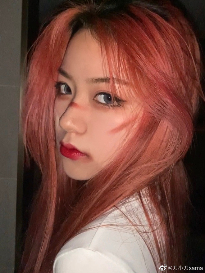 'Thánh hất tóc' triệu follow bất ngờ lộ ảnh ngoài đời thật, dân tình chia thành '2 phe' tranh cãi Ảnh 7