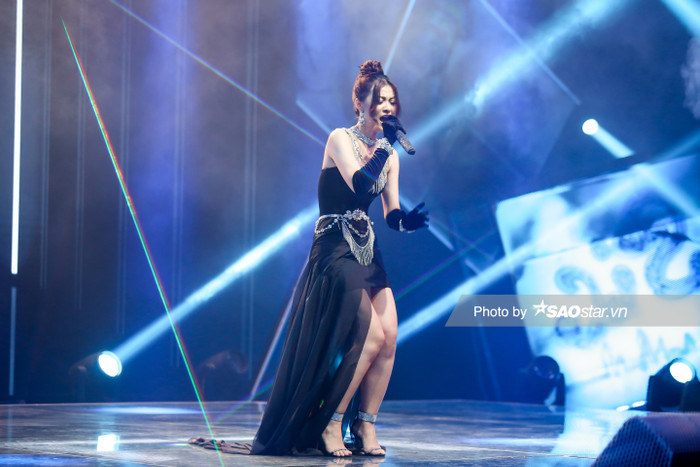 Ngoài ra phần phụ kiện từ bông tai, dây chuyền, vòng tay đến thắt lưng xiềng xích của Lona đều là những trang sức đính đá ánh bạc lấp lánh ngút ngàn 