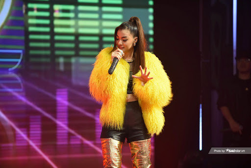 Song các tập sau cô nàng đã tiết chế hơn theo đuổi với phong cách 'ngầu' hơn tí 