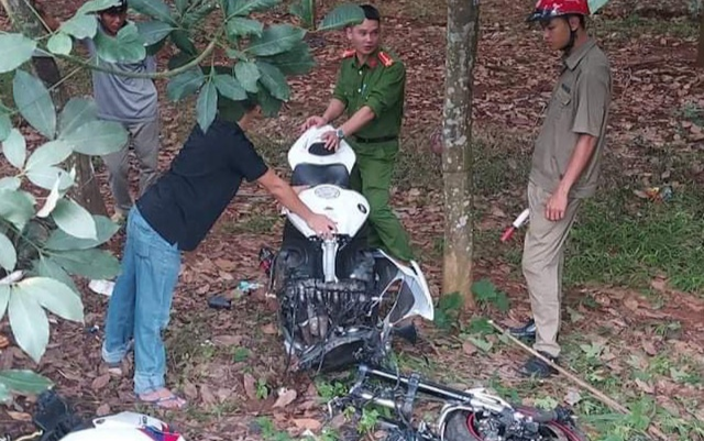 Mô tô phân khối lớn gãy đôi sau va chạm với xe máy, 3 người thương vong Ảnh 2