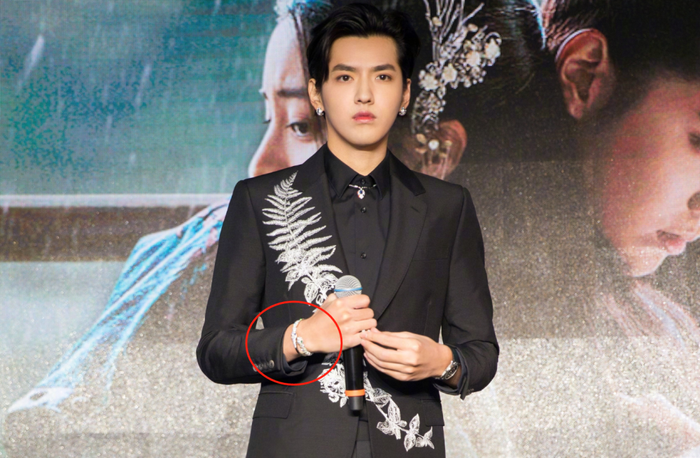 Anh và cô gái tên CC bị soi đeo vòng tay đôi.