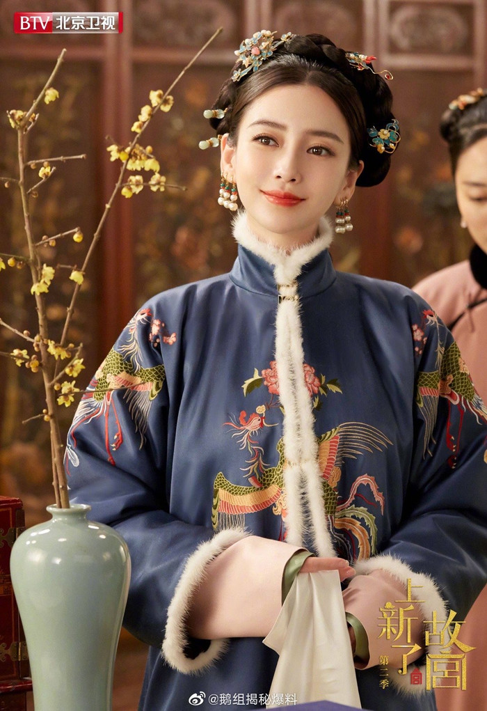 Angelababy: Có nhiều lần nữ minh tinh xuất hiện với tạo hình nhà Thanh trong các show truyền hình, Angelababy xinh đẹp lộng lẫy và còn được netizen gợi ý đóng phim dưới triều đại này.