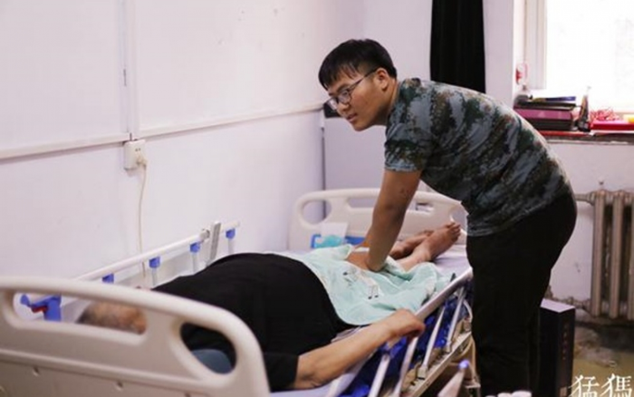 Nam sinh 13 năm ròng chăm sóc cha bị liệt, đưa cha vào ở KTX để tiện chăm sóc và thực hiện giấc mơ đại học Ảnh 2