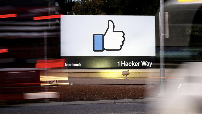 &nbsp;Facebook cho biết sẽ xóa các nội dung đe dọa hoặc nhắm mục tiêu trực tiếp vào Tổng thống, bao gồm các bình luận trên các bài đăng hoặc trang và cả nội dung gắn thẻ. (Ảnh: Elijah Nouvelage / Reuters)