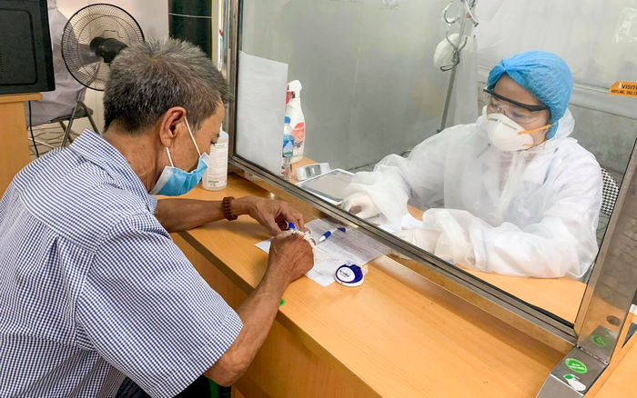 Nhân viên y tế, bệnh nhân, người nhà đến bệnh viện phải bật ứng dụng truy vết COVID-19 Ảnh 2