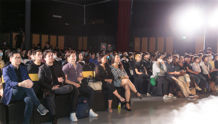 Nhạc sĩ Thanh Bùi (thứ hai từ trái sang) đến dự lễ khai mạc