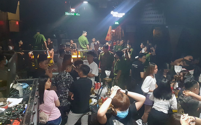 Đột kích quán bar ở Cần Thơ, phát hiện 6 thanh niên dương tính với ma túy Ảnh 2