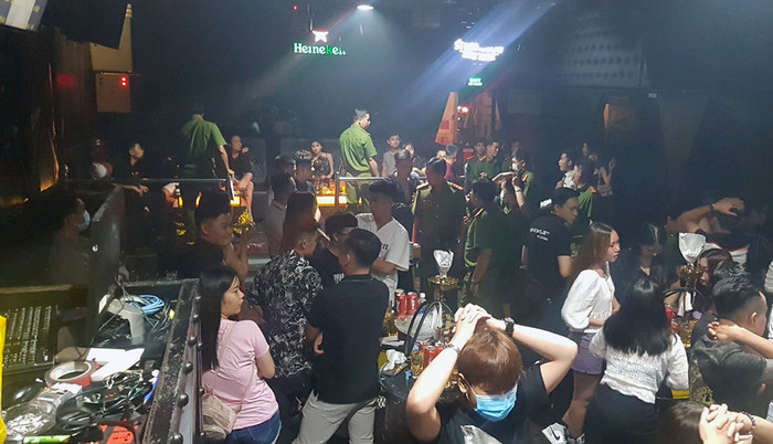 Lực lượng chức năng kiểm tra quán bar trên đường Lê Lợi (quận Ninh Kiều, TP. Cần Thơ). Ảnh: VietNamNet