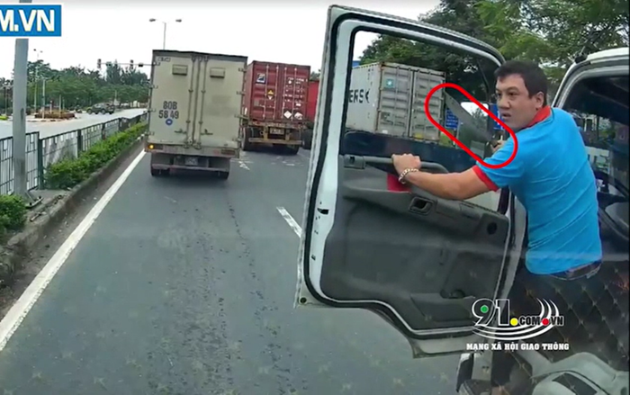 Clip: Bị bấm còi nhắc nhở, tài xế xe bồn rút dao hăm dọa tài xế container khiến cư dân mạng lắc đầu ngán ngẩm Ảnh 2