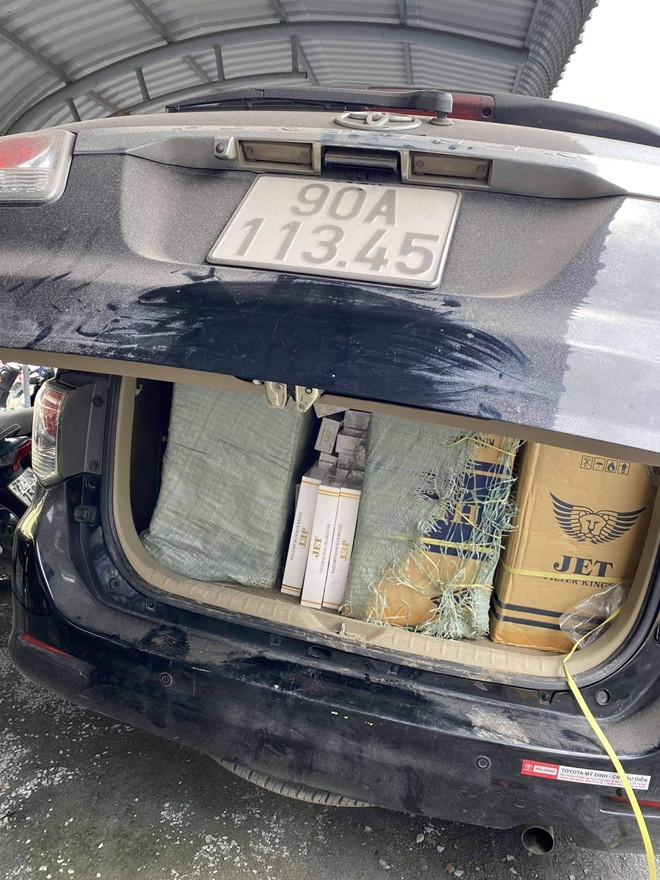 Thuốc lá lậu được chứa trong ô tô gây tai nạn. Ảnh: CAND