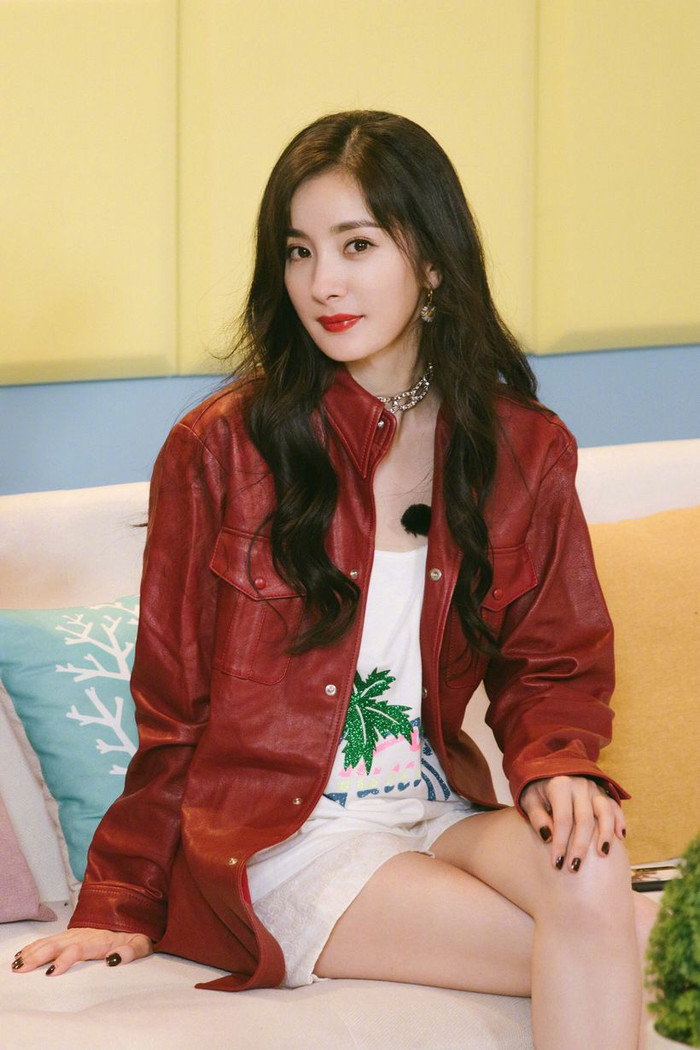 Stylist riêng của Triệu Lệ Dĩnh like bài viết ám chỉ nữ diễn viên thua kém Dương Mịch về mọi mặt Ảnh 9