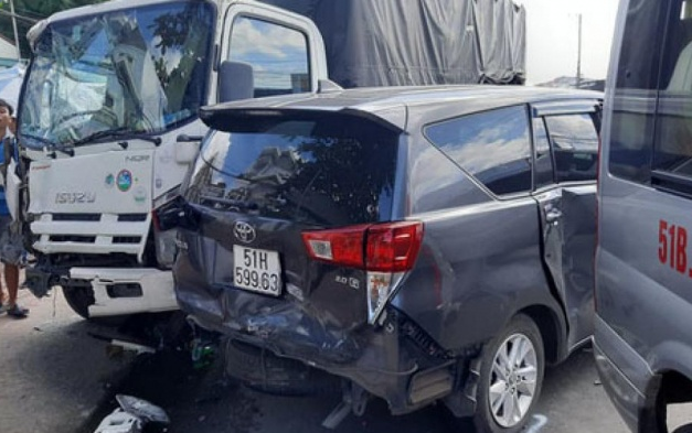 Tai nạn ô tô liên hoàn trên Quốc lộ 1 gây ùn tắc giao thông nghiêm trọng Ảnh 2