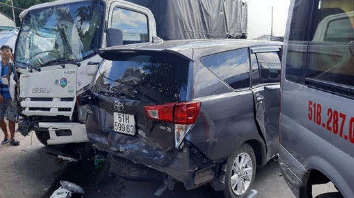 7 ô tô tông liên hoàn trên Quốc lộ 1 sáng ngày 4/10. Ảnh: ATGT