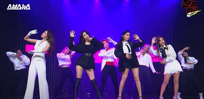 T-ara lựa chọn hai ca khúc rất được khán giả yêu thích là Roly Poly và S. Love.