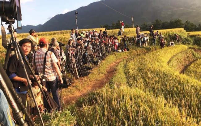 Hậu trường thú vị sau những bức ảnh Mù Cang Chải mùa lúa chín: Chen chân nhau dành vị trí đẹp nhất, bắt trọn 'khoảnh khắc vàng' Ảnh 2