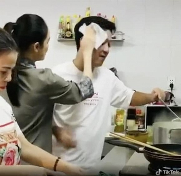 Từ trước đến nay Trường Giang thường xuyên được khen ngợi vì quá chiều vợ, nhưng hiếm khi fan được thấy cảnh Nhã Phương chăm chồng như thế này