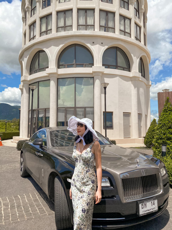 'Xế hộp' hạng sang cũng biến thành công cụ 'sống ảo' của hotgirl