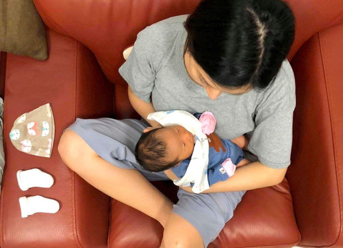 Em gái Trấn Thành lộ ảnh xuề xòa 'đầu bù tóc rối' nuôi con nhưng phản ứng của dân mạng mới gây chú ý Ảnh 6