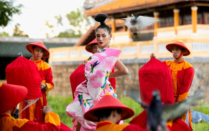 Võ Hoàng Yến khiến fan choáng ngợp khi thả 500 chú chim, hoá cung phi uy quyền giữa Đại Nội Huế Ảnh 2