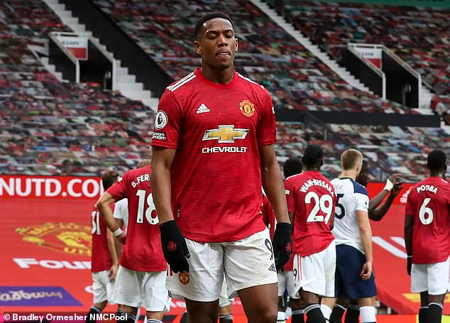 Chiếc thẻ đỏ ngớ ngẩn của Martial khiến cục diện trận đấu thay đổi.