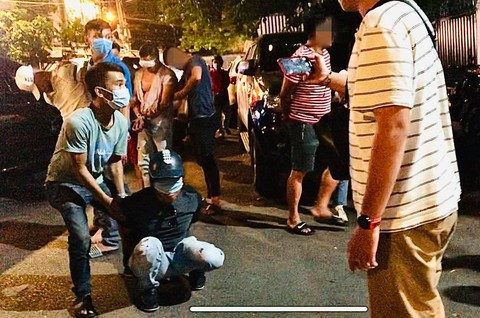 Hiện trường cảnh sát hình sự bắt quả tang các đối tượng. Ảnh: Báo Công an TP.HCM