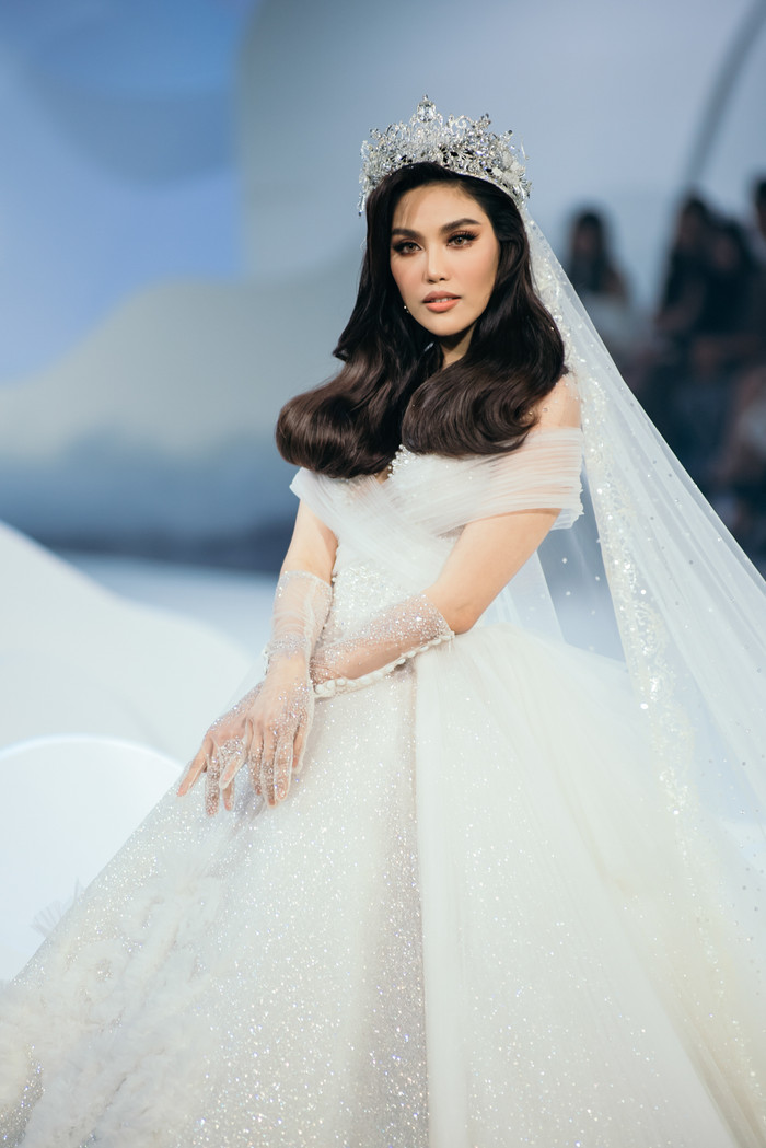 Váy cưới mà Lan Khuê mặc có điểm nhấn là găng tay đính pha lê trong suốt khiến cô gái nào nhìn vào cũng ao ước mặc 1 lần trong đời