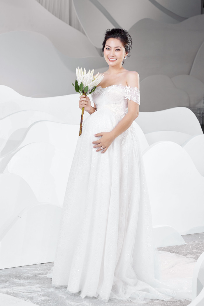 Ngọc Lan hóa cô dâu bầu bởi cô muốn tôn vinh vẻ đẹp của người phụ nữ ở mọi thời điểm, nhất là khi họ được làm mẹ và thực hiện thiên chức của mình.  