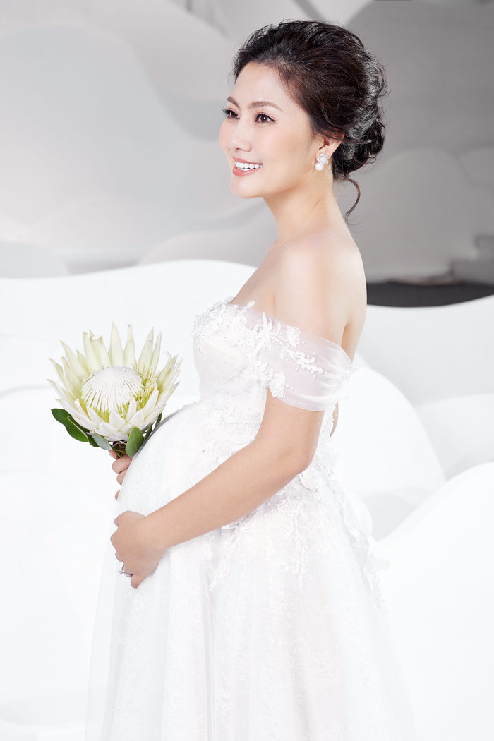 Kiểu váy form suôn này phù hợp cho các phụ nữ khi đang mang thai ở những tháng 6,7 sẽ thoải mái đi lại hơn . NTK Vĩnh Thụy muốn tôn vinh những người mẹ đang thai trong BST váy cưới này