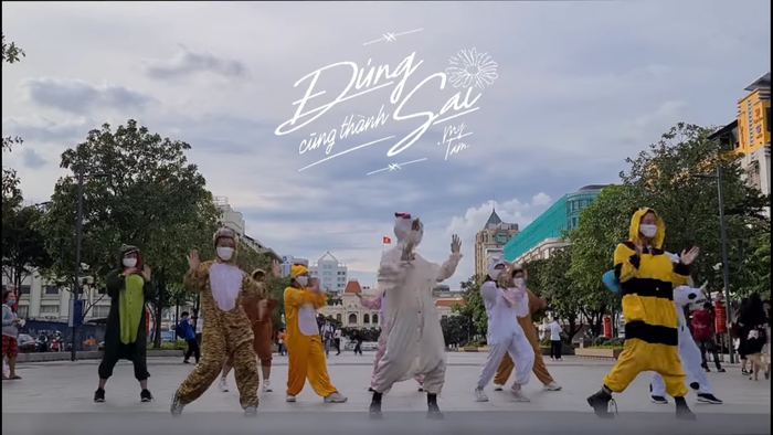 Độc lạ như cách fan Mỹ Tâm dance cover bài của 'chị đẹp': Hóa nguyên vườn thú bông cực cool náo loạn phố đi bộ thế này! Ảnh 5