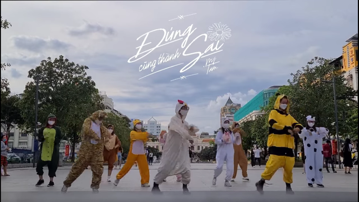 Độc lạ như cách fan Mỹ Tâm dance cover bài của 'chị đẹp': Hóa nguyên vườn thú bông cực cool náo loạn phố đi bộ thế này! Ảnh 6