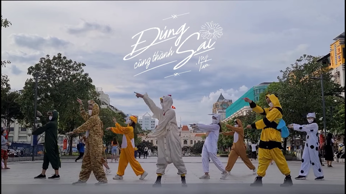 Độc lạ như cách fan Mỹ Tâm dance cover bài của 'chị đẹp': Hóa nguyên vườn thú bông cực cool náo loạn phố đi bộ thế này! Ảnh 7