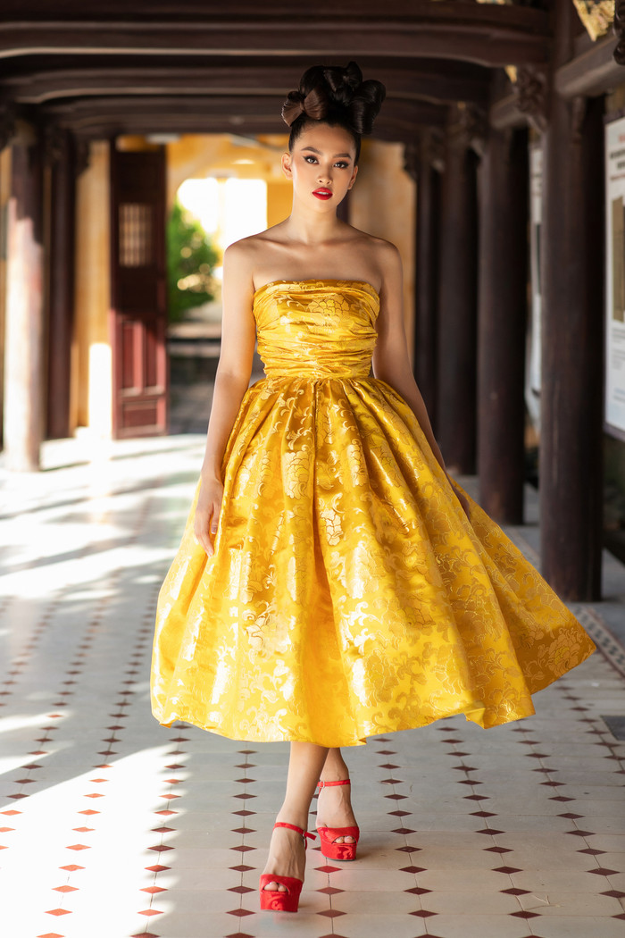 Hoa hậu Tiểu Vy đảm nhận vị trí vedette trong phần đầu show diễn. 