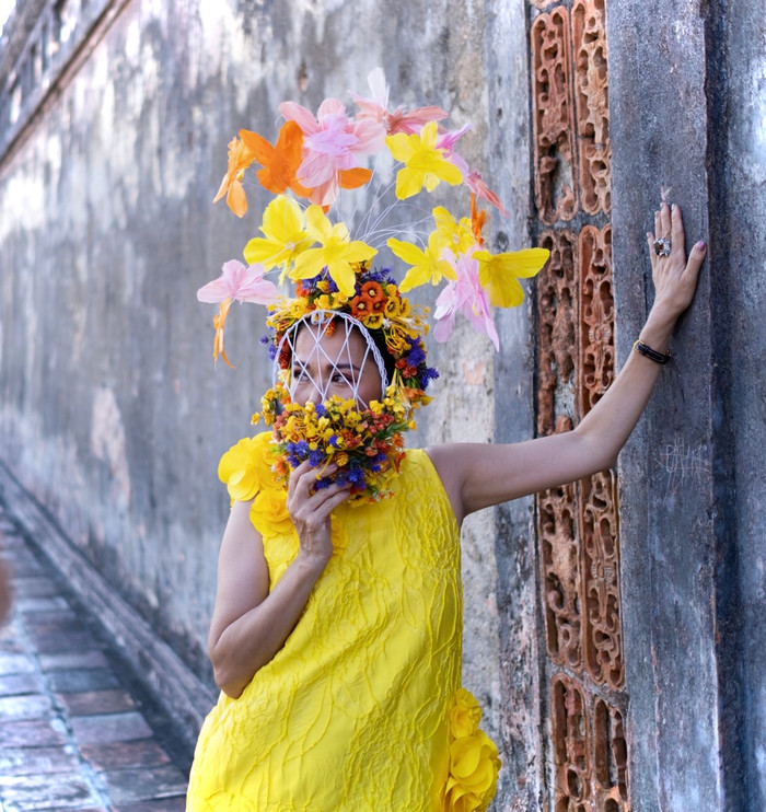 Mỹ Lệ mang mặt nạ và vòng hoa nổi bật. 