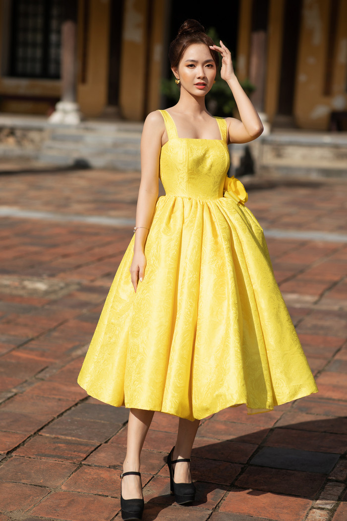 Jang Mi rất hợp với kiểu váy xòe bồng lộng lẫy, sang chảnh mà nữ tính. 