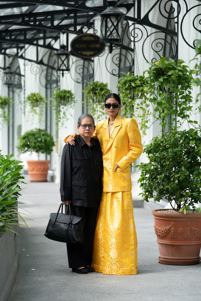 Sự xuất hiện của cô và mẹ khiến nhiều người chú ý. 